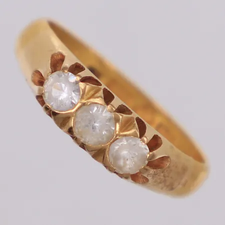 Ring med vita stenar, stl 19, bredd 4mm, gravyr, skev, 23K Vikt: 6,5 g