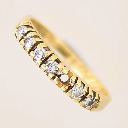 Ring med diamanter 6 x ca 0,03ct, stl 16, bredd 2-3mm, en diamant saknas, 18K Vikt: 2,2 g