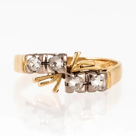 Defekt/graverad ring i 18K guld. Vikt: 3,6g.