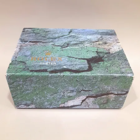 Box till Rolex Submariner, ref nr: 16610, tag, 3st informationsfoldrar, kronometersigill, certifikathållare, kalender 2000/2001, samt ytterkartong med mindre slitage