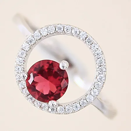 Ring med röd samt vita stenar, stl 18, bredd 1,5-12mm, silver 925/1000 Vikt: 1,9 g