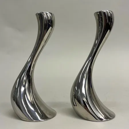 Ett par ljusstakar, Cobra, medium, design Constantin Wortmann, Georg Jensen, år 2008, rostfritt blankpolerat stål, höjd 20cm, inga tillbehör