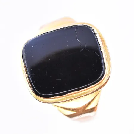 Klackring med Onyxplatta, stl 18½, bredd 4-16 mm, 18K. Vikt: 4,5 g