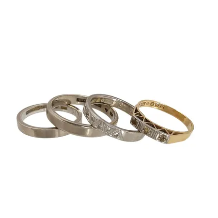 Ringar, 4 st, 18K guld, slitage, gravyrer Vikt: 15,4 g