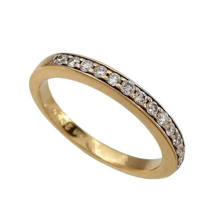 Diamantring Story of Love Verona, 18K guld, 15 Diamanter - totalt 0,19ct, Wesselton (H), SI, Hallbergs Guld 20082231, Ø16¾ mm, bredd 2 mm, borttag av gravyr ingår, fint skick, garantibevis medföljer, ordinarie nypris hos Hallbergs Guld 14 998 kr Vikt: 3,4 g