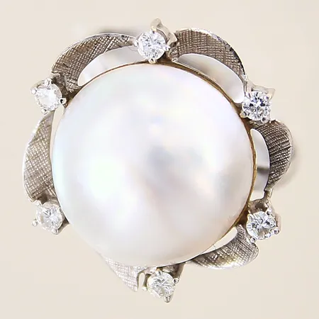 Ring med odlad mabépärla Ø15,5mm, samt diamanter 6 x ca 0,04ct, stl 17¼, bredd 2,8-20mm, vitguld, 18K Vikt: 6,7 g