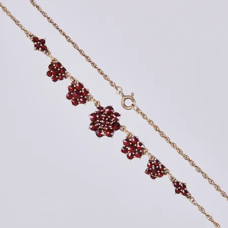 Collier med granater, längd ca 42cm, bredd ca 1-12mm, förgyllt 835/1000 silver Vikt: 9,2 g