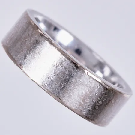 Ring graverad: stl: 17 ¼, bredd 7mm, 14K Vikt: 13,3 g