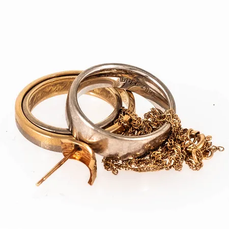 Diverse defekt/graverat guld i 18K. Vikt: 17,1g.