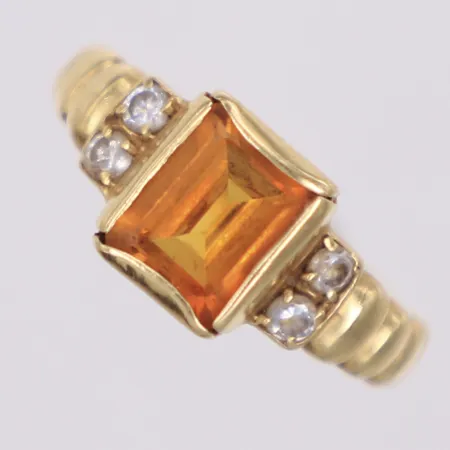 Ring med orange och vita stenar, stl 17¼, bredd 9mm, 14K Vikt: 3,2 g