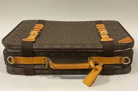 Resväska, Louis Vuitton, Satellite 53, monogramcanvas med läderdetaljer, datumkod 1998, Frankrike, ca 53x15x38cm, lås saknar nyckel, bandouliere/axelrem saknas, bruksslitage, repor, fläckar. Skickas med postpaket.