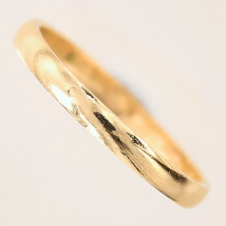 Ring, slät, stl 19¼, bredd 2,5mm, gravyr, 18K  Vikt: 2,7 g