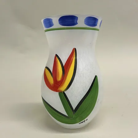 Vas, höjd 20cm, Ø11cm, Tulipa, signerad Ulrica Hydman Vallien #49713, etikettmärkt Kosta Boda, handmålat klarglas Skickas med paket.