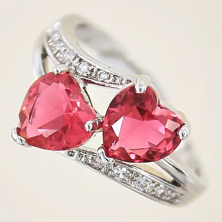 Ring med vita samt rosa stenar, hjärtan, stl 17½, bredd 2-12mm, silver 925/1000 Vikt: 2,9 g