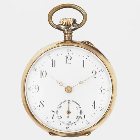 Damfickur, Ø 33mm, liten sekundvisare, boett-nr: 78332, ytterboett i 14K, dekor i relief samt gravyr, innerboett av metall, gravyr, bruksslitage samt bucklor. 