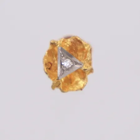 Ett örhänge med åttkantslipad diamant ca 0,01ct, bredd 8mm, 18K Vikt: 0,8 g