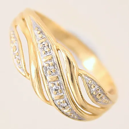 Ring med 8/8-slipade diamanter 4 x ca 0,005ct, stl 17¼, bredd 2-8mm, GFAB, 18K Vikt: 2,3 g