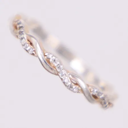 Ring med vita stenar, stl 18, bredd 2,8mm, SASB, 925/1000 silver Vikt: 1,7 g