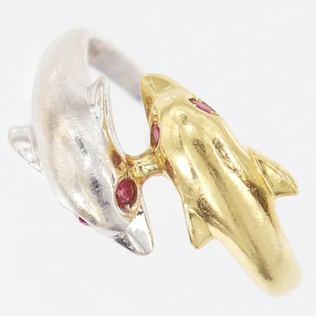 Ring med delfiner samt röda stenar, stl: 18, bredd 2-14mm, tvåfärgat 14K.  Vikt: 3,8 g