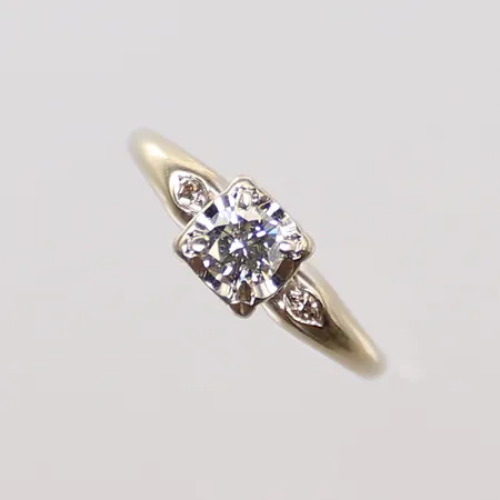 Ring med diamant, ca 0,15ct, stl 16¾, bredd 2-6mm, 18K, 3g Vikt: 3 g