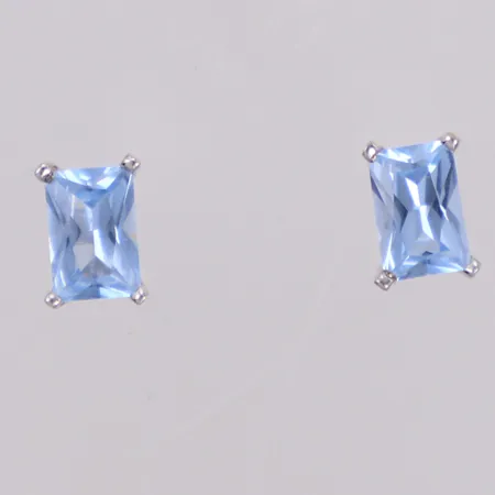 Örhängen med ljusblå stenar, 6,7x4,9mm, stift, vitguld, 18K Vikt: 0,9 g