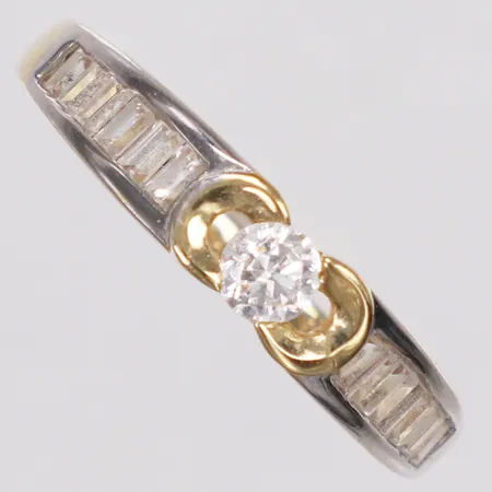 Ring, vita stenar, stl 18, bredd 1,6-4mm, 18K Vikt: 2,4 g