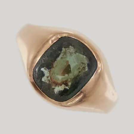 Ring med grön sten, stl 19½, bredd 3-13mm, skev skena, sliten sten, 18K,  Vikt: 4,3 g