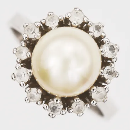 Ring med vita stenar samt imitationspärla, stl: 17¾, silver  Vikt: 4,9 g