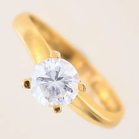 Ring med vit sten, stl 18, bredd 2,8-6,8mm, en klo skev, nagg, 21K Vikt: 2,9 g