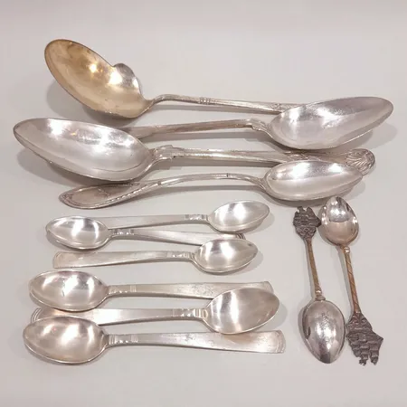Diverse silverskedar, olika modeller, vissa med gravyr, silver 830/1000 Vikt: 295,5 g