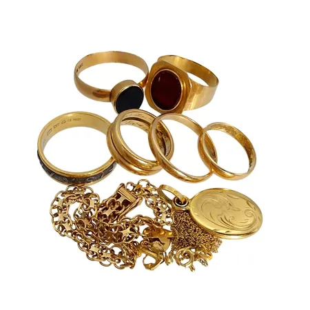 Diverse smycken, 18K guld ( en ring med guld/stål), slitage och gravyrer Vikt: 41,6 g