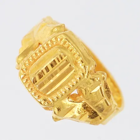 Ring, stl: 13, bredd 3-8,5mm, 21K.  Vikt: 1,3 g