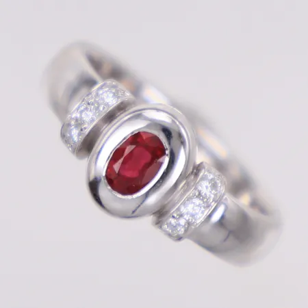 Ring med röd sten och diamanter ca 0,12ctv, stl 18, bredd, 9mm, år 2008, smärre nagg på röd sten, vitguld, 18K Vikt: 8,1 g