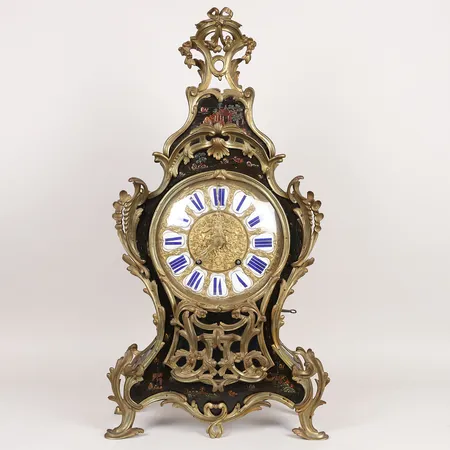 Konsolur, rokokostil, bemålad kinesiserande dekor och beslag av brons, 1800-talets andra hälft, höjd 79 samt 39 cm, renoverad och kompletterad, åldersbetingat slitage, skador  bland annat mindre sprickor, pendel och nyckel saknas. Specialfrakt, kontakta pantbankskontoret för mer information.