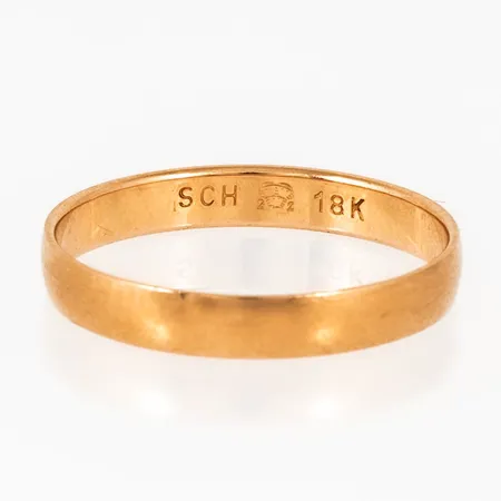 Slät ring i 18K guld, den är i storlek 17½, är 3 mm bred, 0,7 mm hög och väger 1,6g. Stämplad SCH (Schalins Ringar, Östersund), 18K, kattfot.