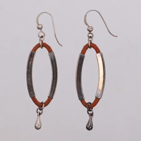 Ett par örhängen, längd 62mm, slitage, läder/925/1000 silver Vikt: 5,5 g