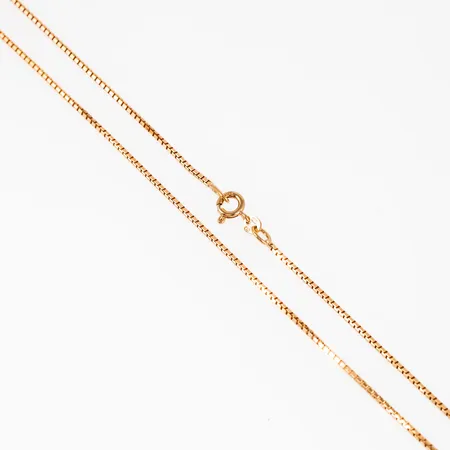 Kedja, rundslipad Venezia i 18K guld. Den är 45 cm lång, 1,25 mm bred och väger 5,9g. Svensk importstämpel, 750.  Springring.
