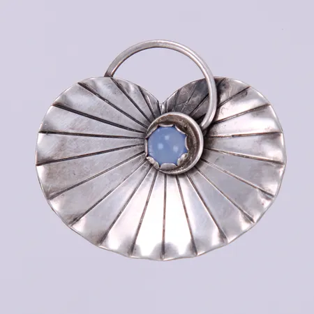 Brosch med blålila sten, längd: ca 3cm, bredd: ca 34mm, Alton år 1958, 830/1000 silver Vikt: 6,3 g