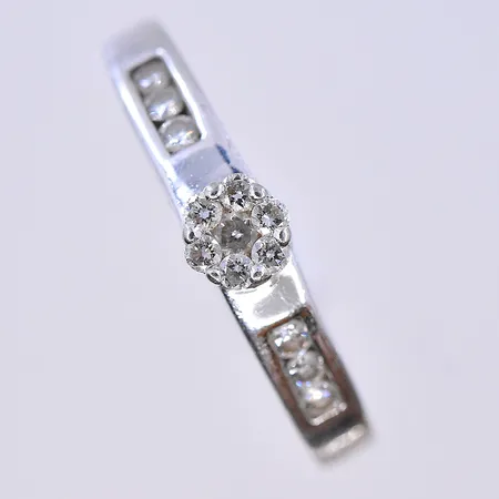 Ring vitguld med vita stenar, Guldfynd, stl 16¾, bredd 2-4 mm, vitguld, 18K. Vikt: 3,8 g