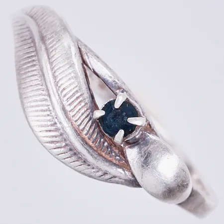 Ring med blå sten, stl ca 18, bredd ca 2-7mm, silver 830/1000  Vikt: 1,8 g