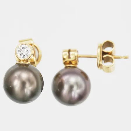 Ett par örhängen med odlade Tahitipärlor samt diamanter 2 x ca. 0,15ct, höjd: 15mm, Ø 10mm, ett stift snett, 18K guld. Vikt: 5,6 g