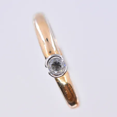 Ring med vit sten, stl 17¼, bredd 2-3 mm, 18K. Vikt: 3,5 g