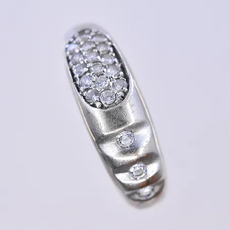 Ring med vita stenar, stl 17¼, bredd 3-6 mm, vitguld, 14K. Vikt: 3,2 g