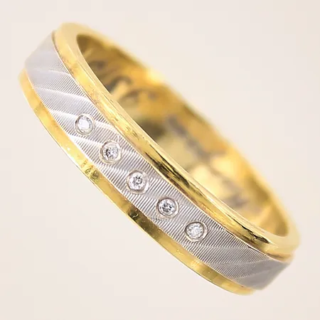 Ring med diamanter 5 x ca 0,01ct, stl 21¾, bredd 5,5mm, tvåfärgad, skev, gravyr, 18K Vikt: 7,8 g