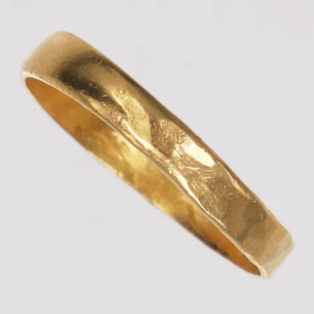Ring, stl 17, bredd 3mm, ostämplad, skev, 21K  Vikt: 1,8 g