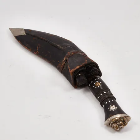 Kukri med fodral, två mindre knivar, längd 24cm, slitage  Skickas med paket.