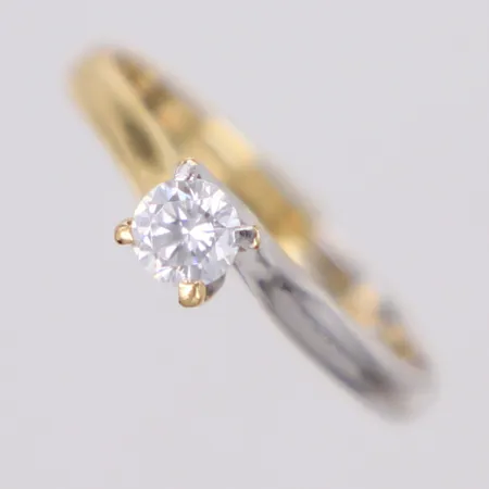 Ring med vit sten, stl 17½, rödguld/vitguld, 14K Vikt: 2,2 g