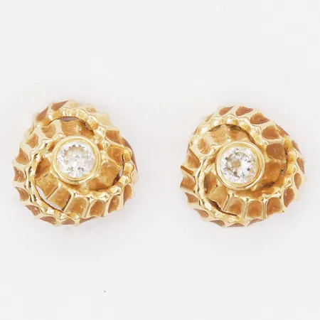 Ett par örhängen med vita stenar, Ø 7 mm, något skeva stift, 18K guld. Vikt: 1,1 g