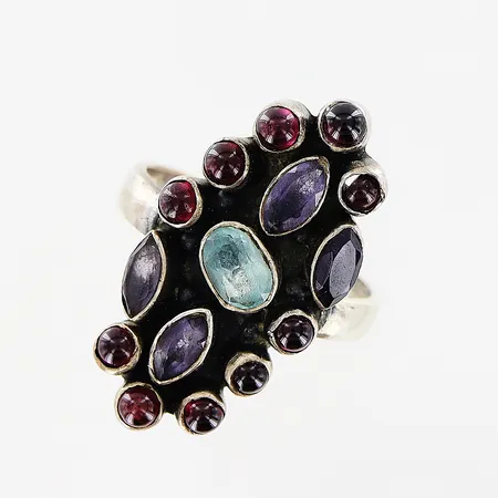 Ring stl 18, bredd 3mm, ovandel med färgade stenar 27x13mm, silver 925/1000 Vikt: 5,9 g