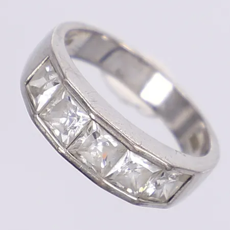 Ring med vita stenar, stl 17, bredd 3-6mm, silver 925/1000 Vikt: 4,1 g